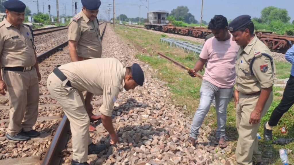 रेलवे पुलिस इंस्पेक्टर *रजनीश राय* ने घटनास्थल पर पहुंचकर छानबीन शुरू की।